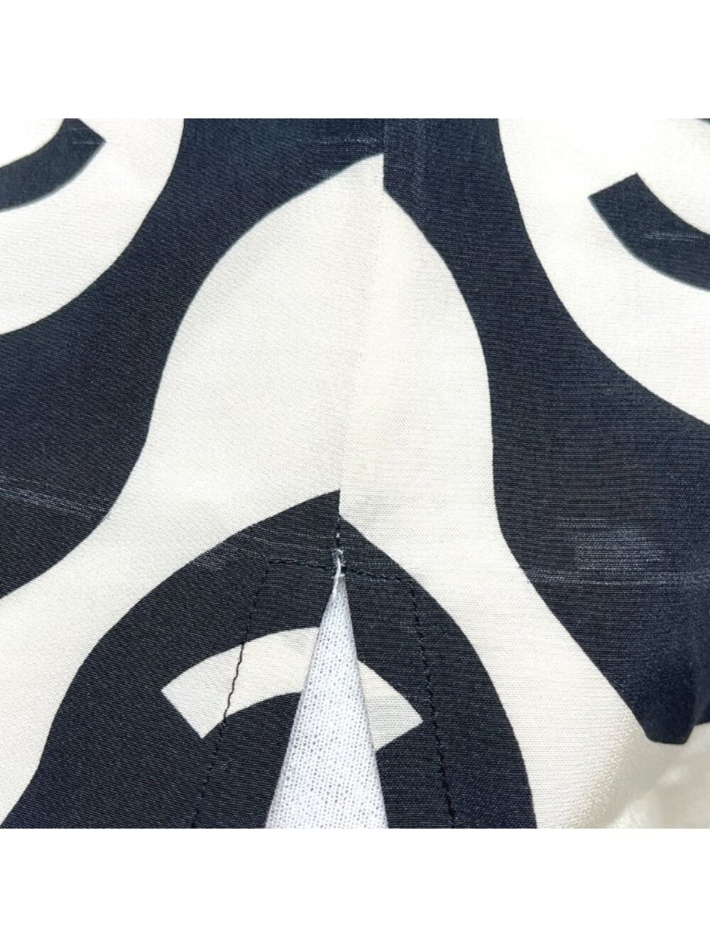 Chanel Short Sleeve T-Shirt CC Logo Wave Silk Black - Picture 6 of 9